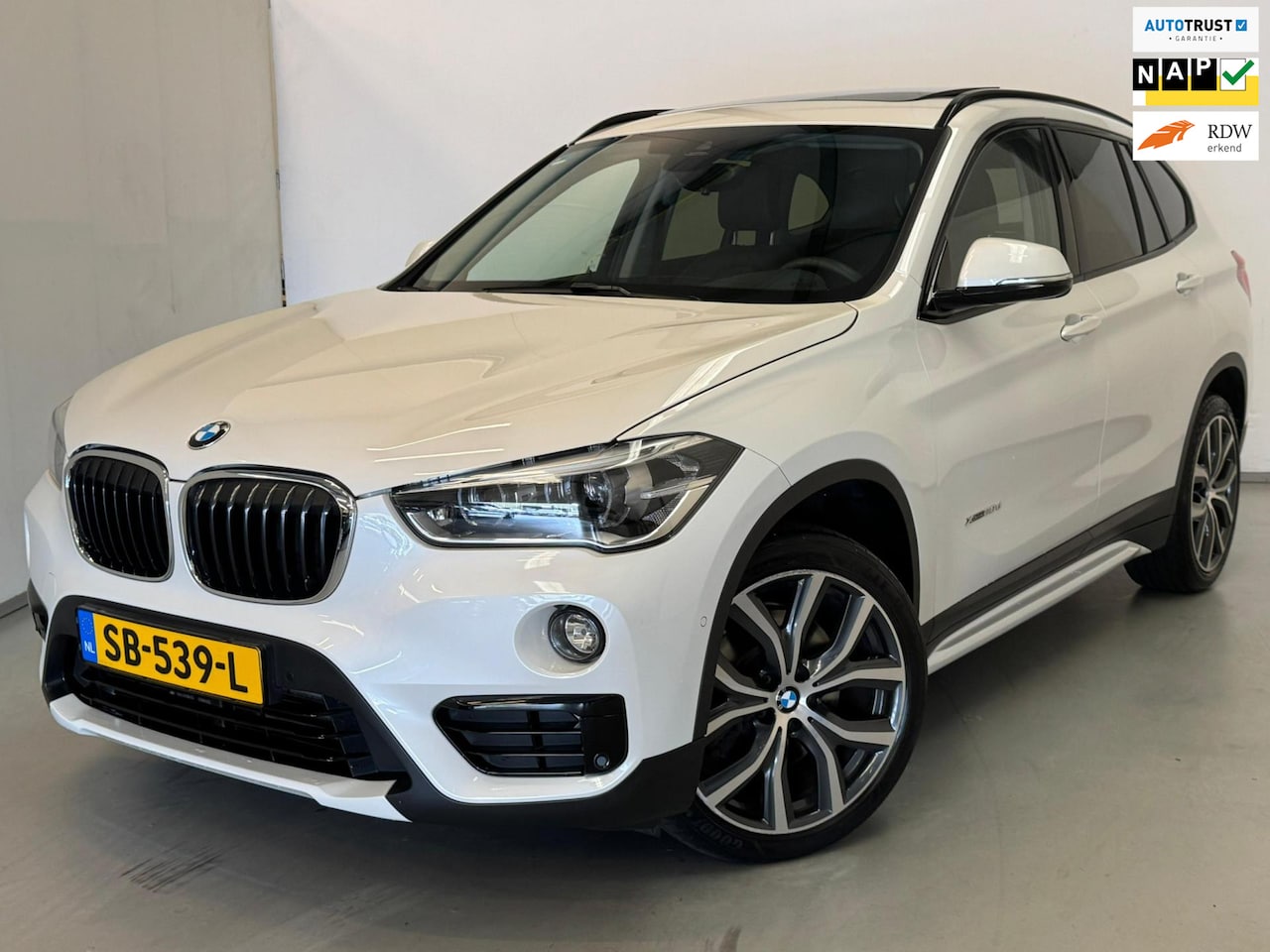 BMW X1 - XDrive20d High Exe / M Pakket / Pano / Harman / Headup - AutoWereld.nl