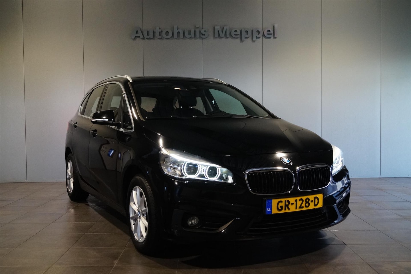 BMW 2-serie Active Tourer - 218i LED | Trekhaak | PDC | Sportstoelen | Navigatie | - AutoWereld.nl