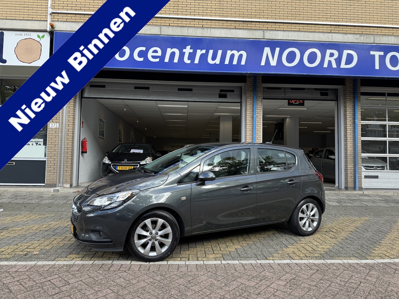 Opel Corsa - 1.4 Favourite 88679KM! NAP | 1e Eigenaar | Navigatie | Apple Carplay | Cruise Control | Pa - AutoWereld.nl