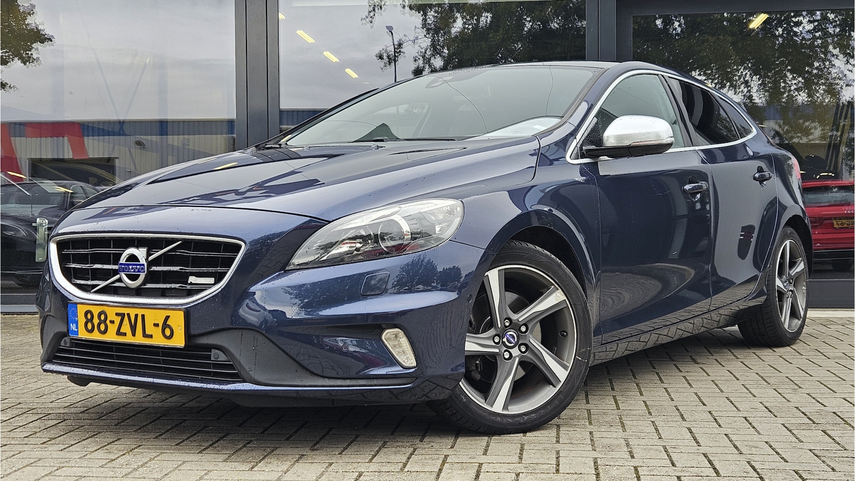 Volvo V40 - 1.6 T3 R-Design + PANO DAK + XENON + CAMERA + SOUNDSYSTEEM - AutoWereld.nl