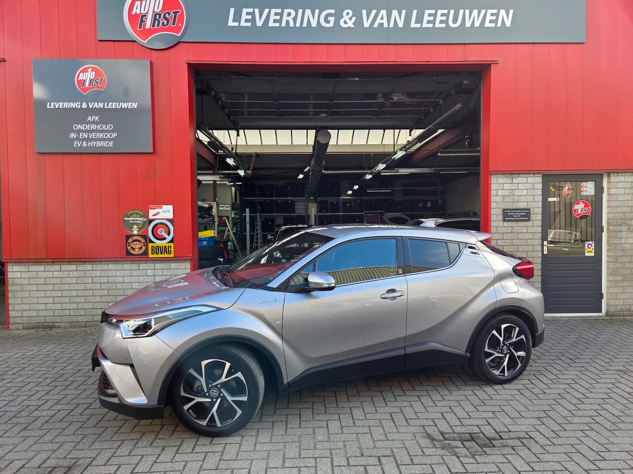 Toyota C-HR - 1.8 Hybrid Style Stoelverwarming/ Parkeersensoren V+A/ Navigatie/ Rijklaarprijs! - AutoWereld.nl