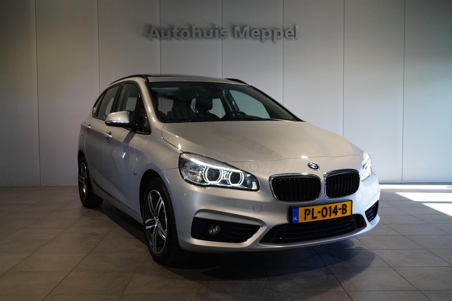 BMW 2-serie Active Tourer - 220i LED | Panoramadak | Sport Line | Trekhaak | PDC | Hifi | - AutoWereld.nl
