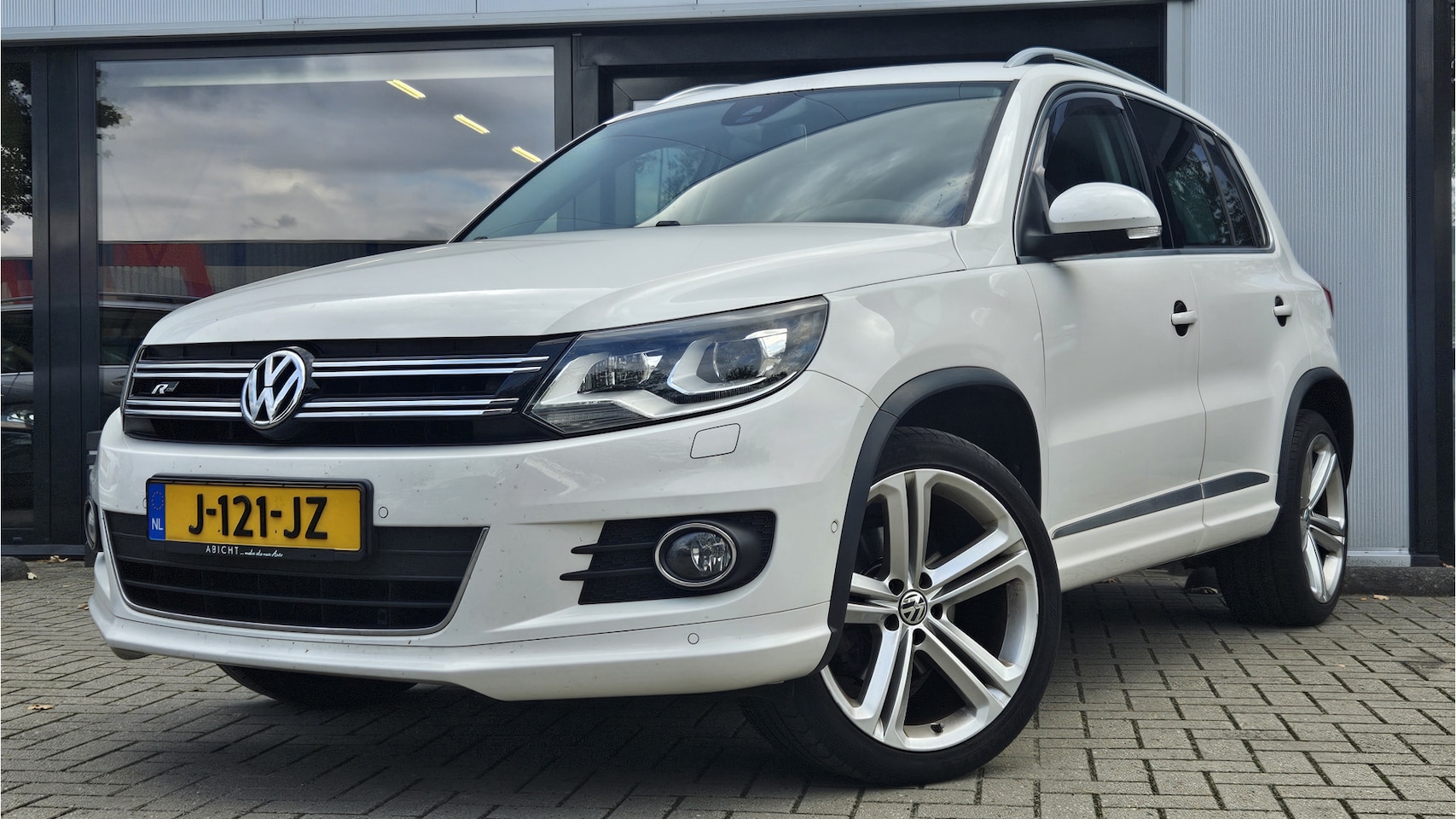 Volkswagen Tiguan - 2.0 TSI 4motion R-line Edition + VW EXCLUSIVE + LEER + XENON + NAVI - AutoWereld.nl