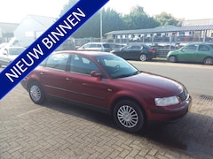 Volkswagen Passat - 1.6 Trendline
