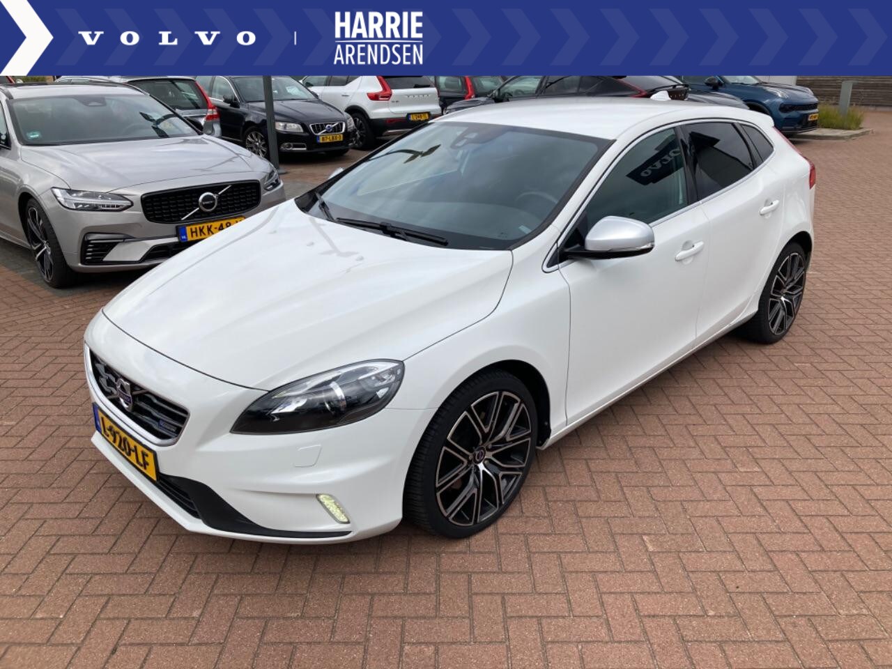 Volvo V40 - 1.6 T3 R-Design | Cruise Control | Xenon | Stoelverwarming | Getint Glas | 18 Inch Velgen - AutoWereld.nl