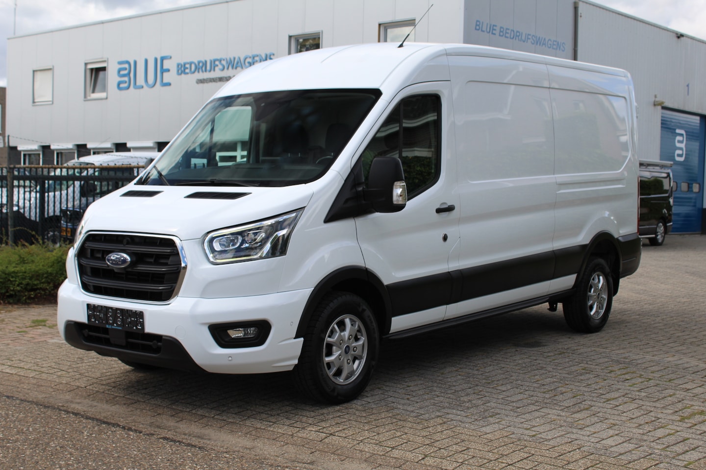 Ford Transit - 350 2.0 TDCI 125KW Euro6 Automaat L3H2 Trend RWD ✓ 3-zits ✓ navigatie / camera ✓ airco - AutoWereld.nl
