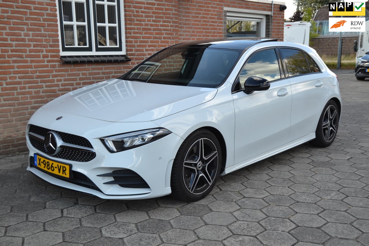 Mercedes-Benz A-klasse - 250 Premium Plus - AMG-Pakket - Night pakket - Airco - Panoramadak - Navi - Stoelverw. - A - AutoWereld.nl