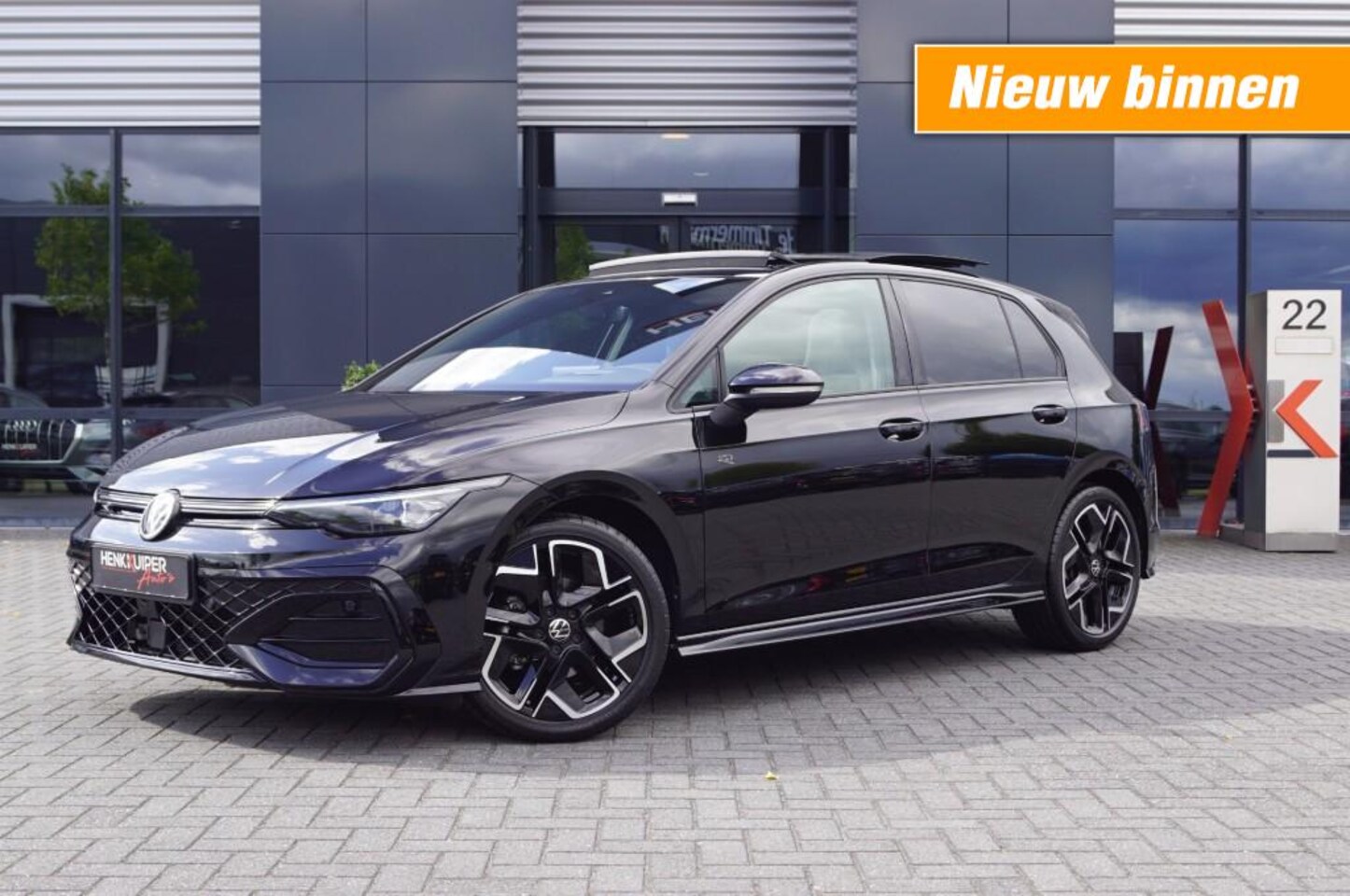 Volkswagen Golf - R-line 1.5 eTSI 150pk DSG facelift Black style/Panodak /Camera /IQ Matrix LED /Head-up - AutoWereld.nl