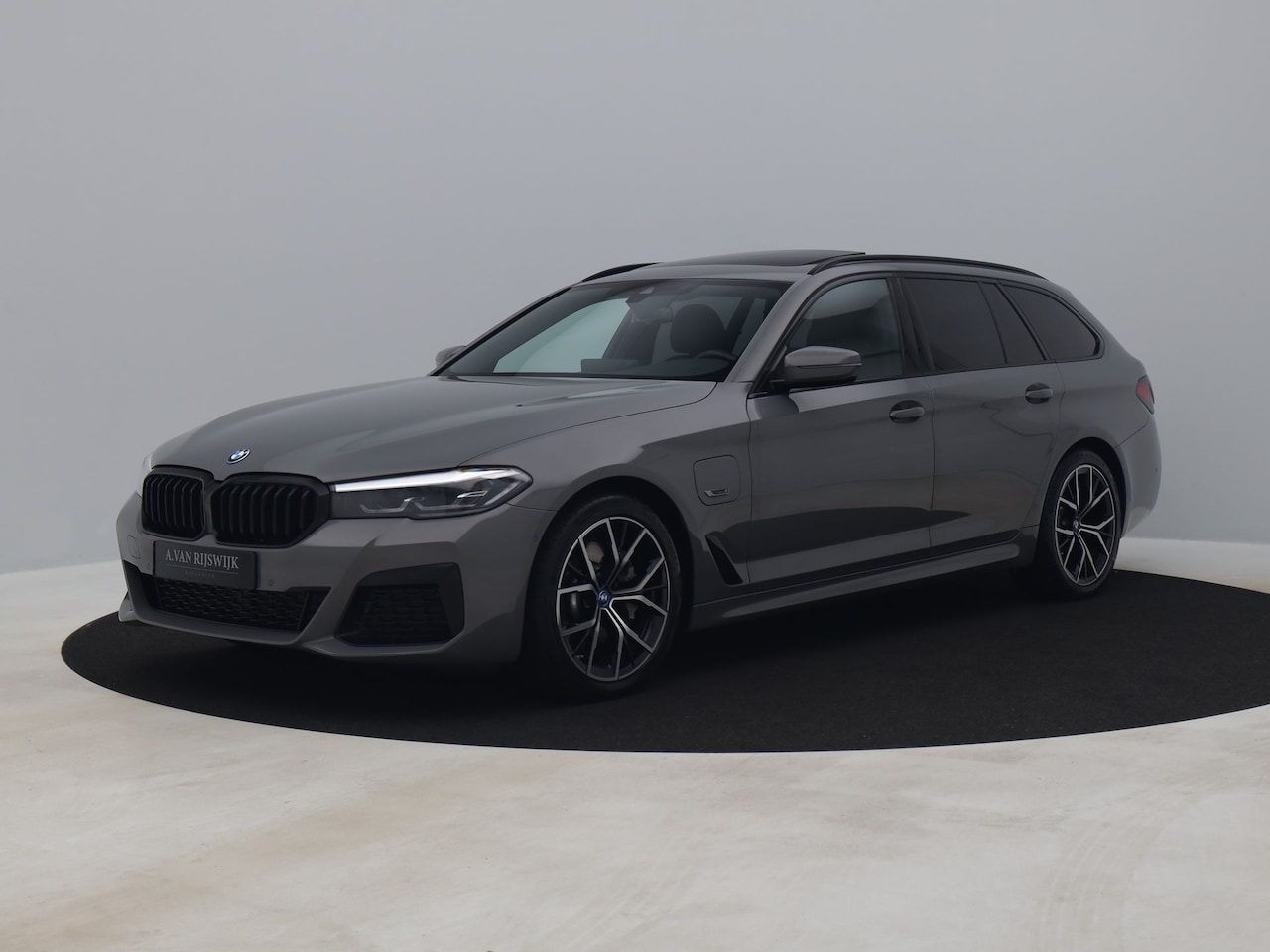BMW 5-serie Touring - 520e Executive M-Sport | PANO | CAMERA | STOELVERW. | TREKHAAK 11-09 renova - AutoWereld.nl