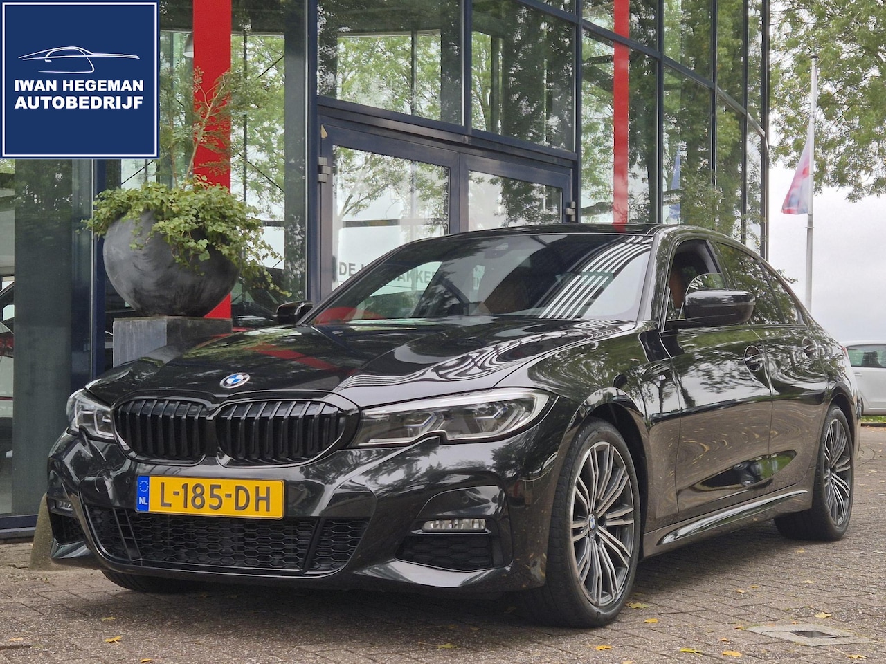BMW 3-serie - 318i High Executive | M Sport Pack | PDC+Camera | Climate | Pano Dak | Leder | - AutoWereld.nl