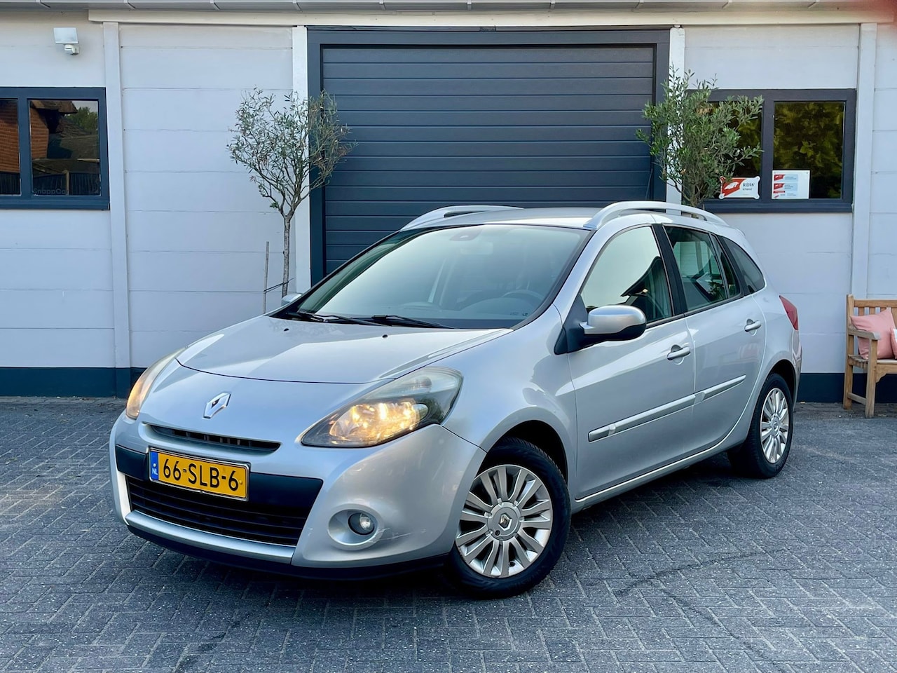 Renault Clio Estate - Rijklaar/NAP/1e eig.NL auto/history/LMV/AIRCO/ALL SEASON - AutoWereld.nl