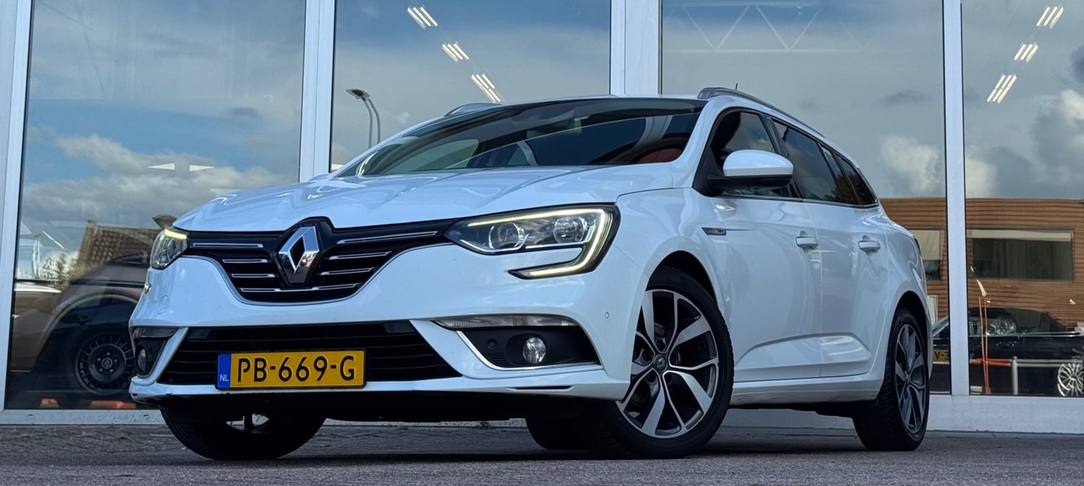Renault Mégane Estate - 1.5 dCi Bose Achteruitrijcamera Nieuwe remmen APK 19-06-2026 - AutoWereld.nl