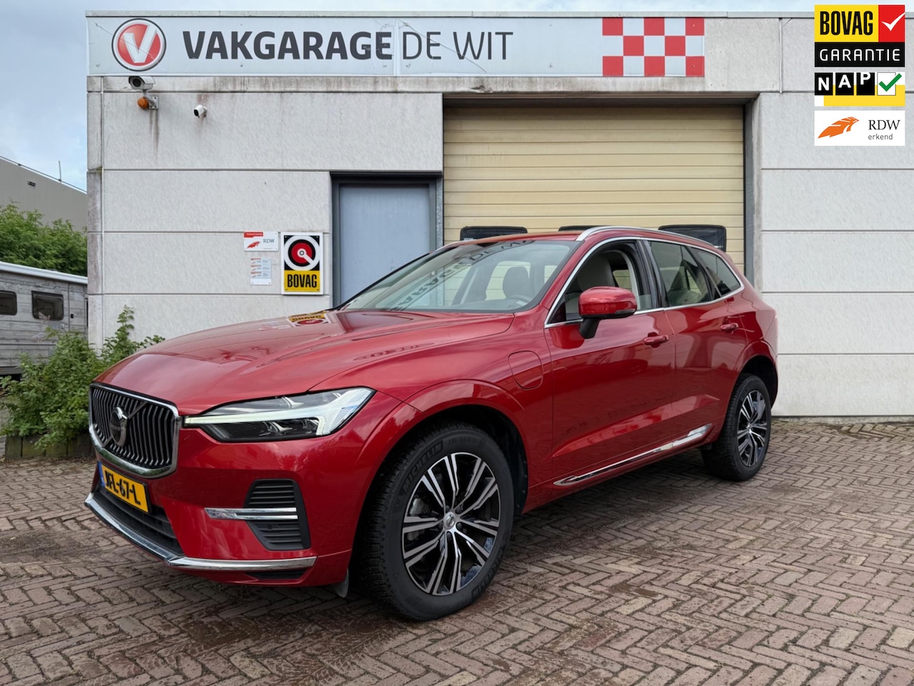 Volvo XC60 - 2.0 T6 Plug-in hybrid AWD Inscription | Luchtvering | Pano - AutoWereld.nl