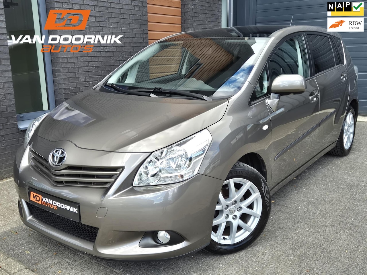 Toyota Verso - 1.8 VVT-i Business Titanium Navigatie/Trekhaak/Panoramadak - AutoWereld.nl