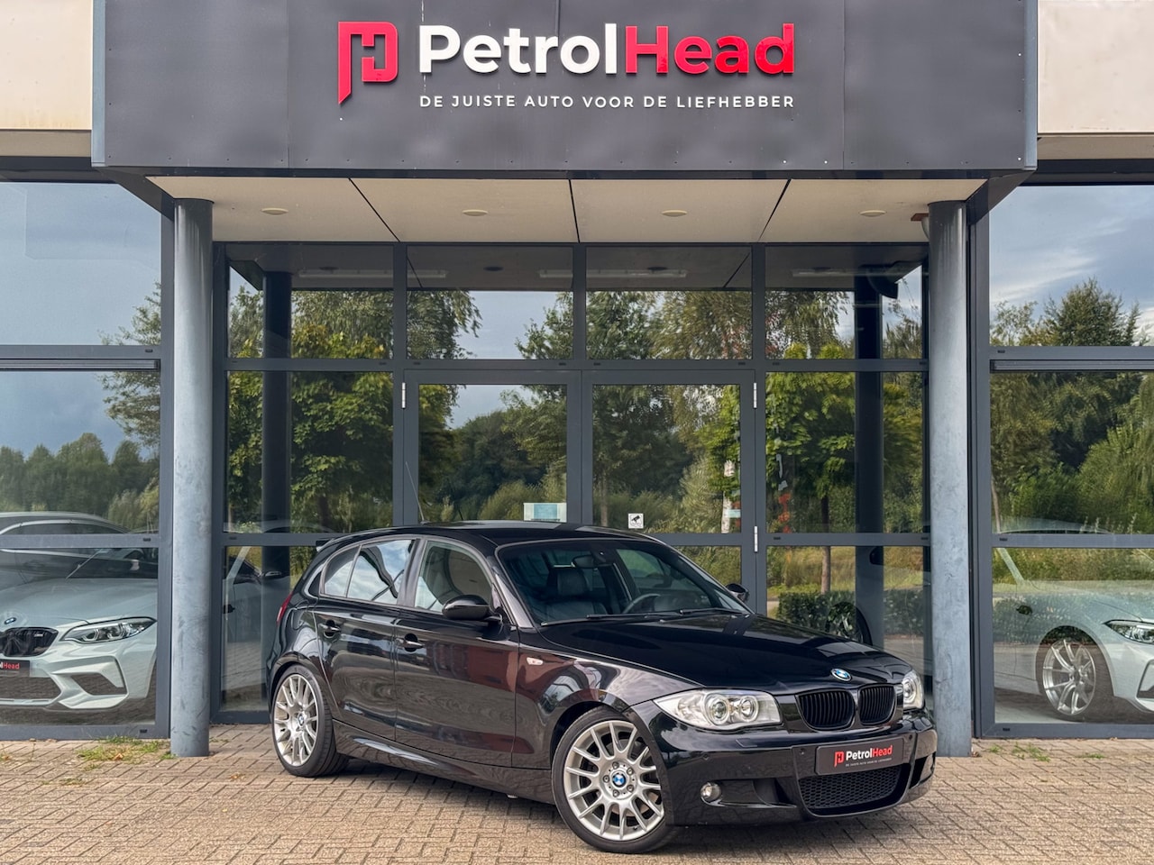 BMW 1-serie - 130i High Executive 130i High Executive, M-Sport, Handbak, Leer, M3, PDC - AutoWereld.nl
