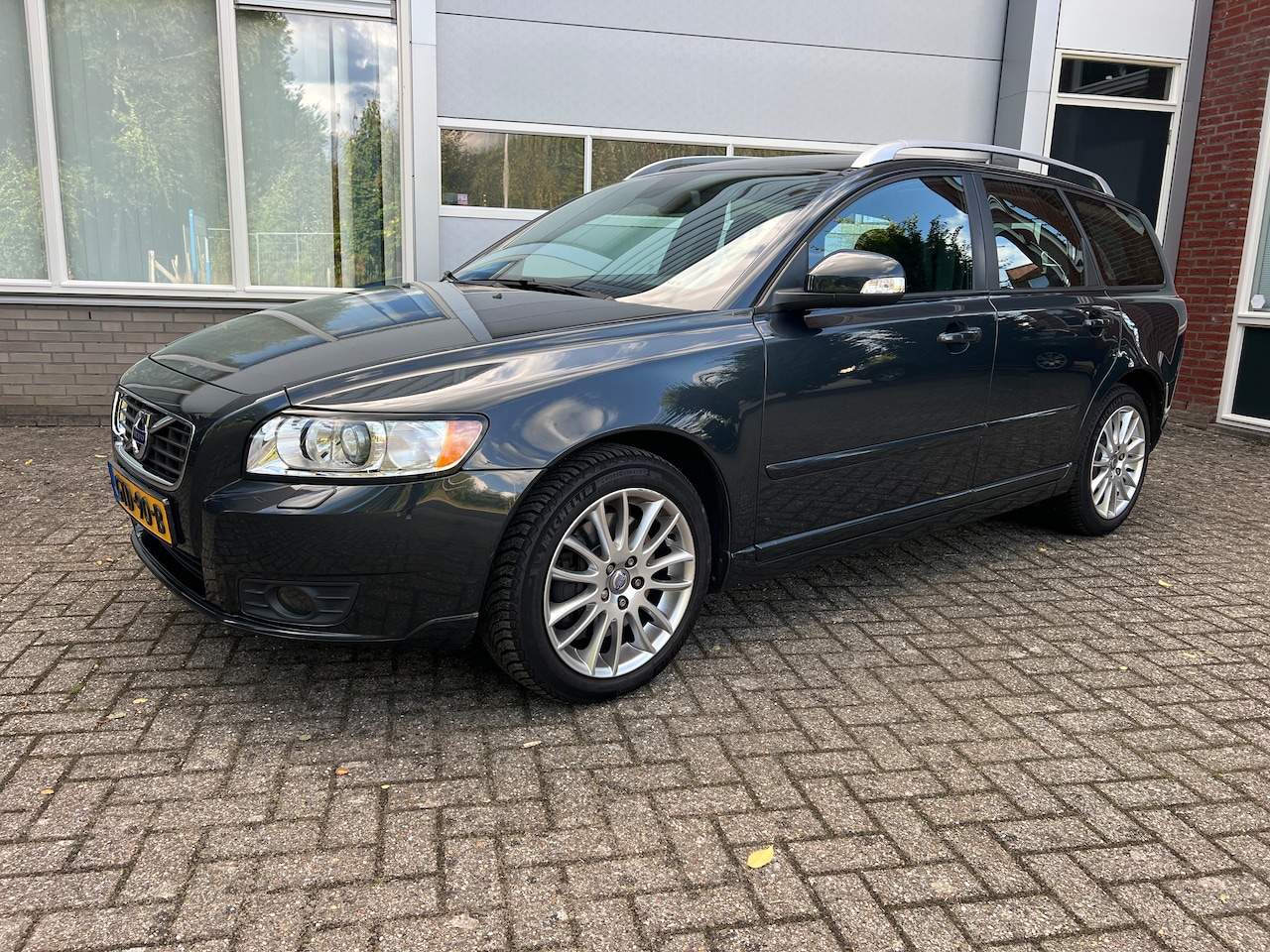 Volvo V50 - 2.5 T5 AWD Summum Volvo V50 2.5 T5 AWD 2010 178dkm Youngtimer Navi Trekhaak - AutoWereld.nl