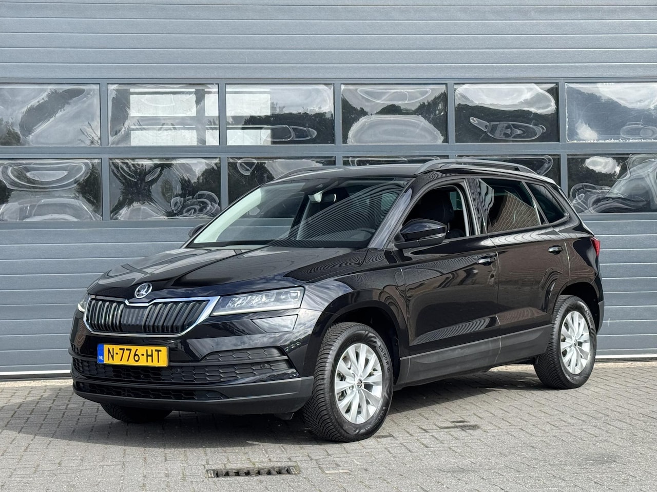 Skoda Karoq - 1.0 TSI STYLE BUSINESS I TREKHAAK I APPLE CARPLAY I ACHTERUITRIJCAMERA I CLIMATE CONTROL - AutoWereld.nl