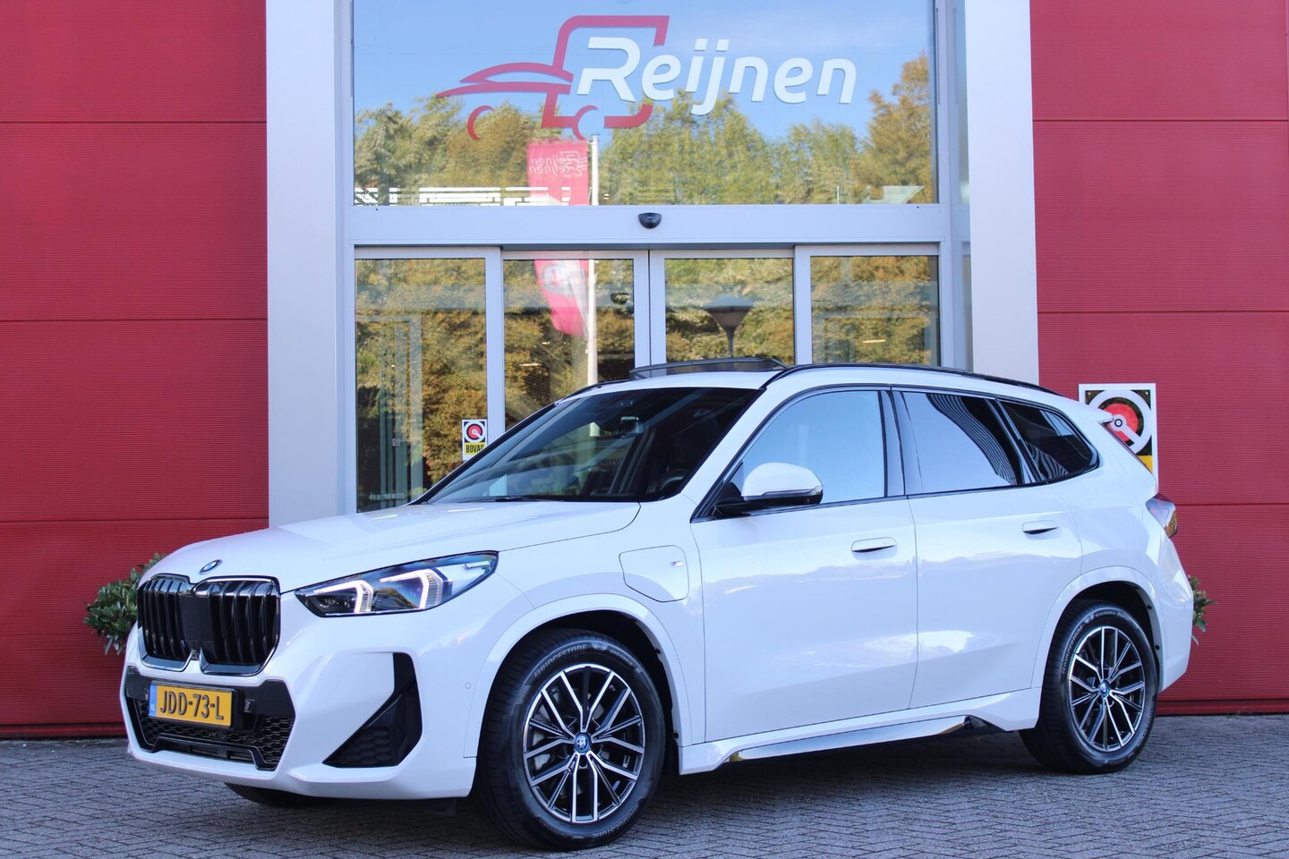 BMW X1 - xDrive30e M-SPORT | PANORAMISCH SCHUIF/KANTEL DAK | ELEKTRISCH WEGKLAPBARE TREKHAAK | HARM - AutoWereld.nl