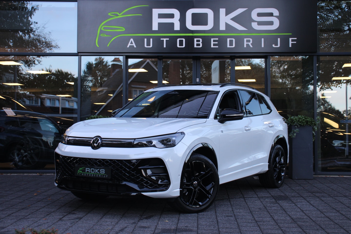 Volkswagen Tiguan - 1.5 eTSI R-Line Business Navi/360 Camera/Keyless/Head-up/Harman Kardon/Sfeerverlichting/IQ - AutoWereld.nl