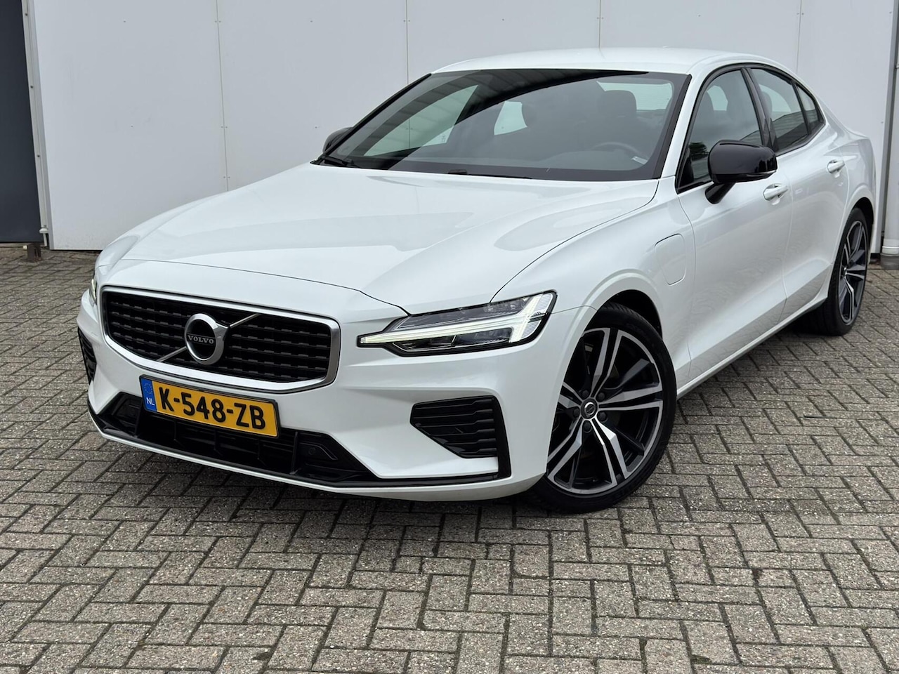 Volvo S60 - T6 AWD Twin Engine R-Design | ACC | Parkeercamera | Zwarte hemelbekleding - AutoWereld.nl