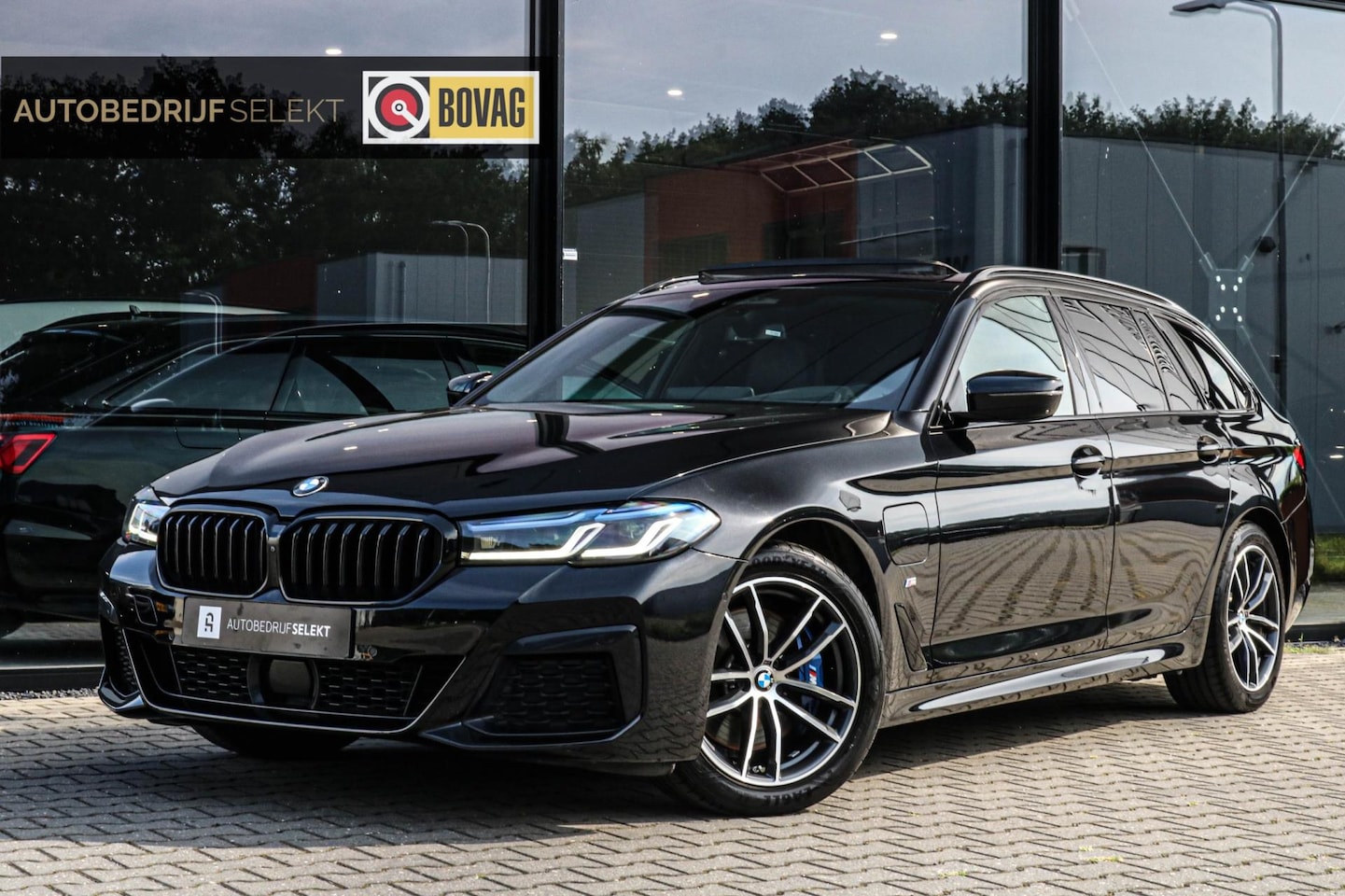BMW 5-serie Touring - 530e xDrive M-SPORT - PANO - TREKHAAK - HARMAN - SOFTCLOSE - AutoWereld.nl