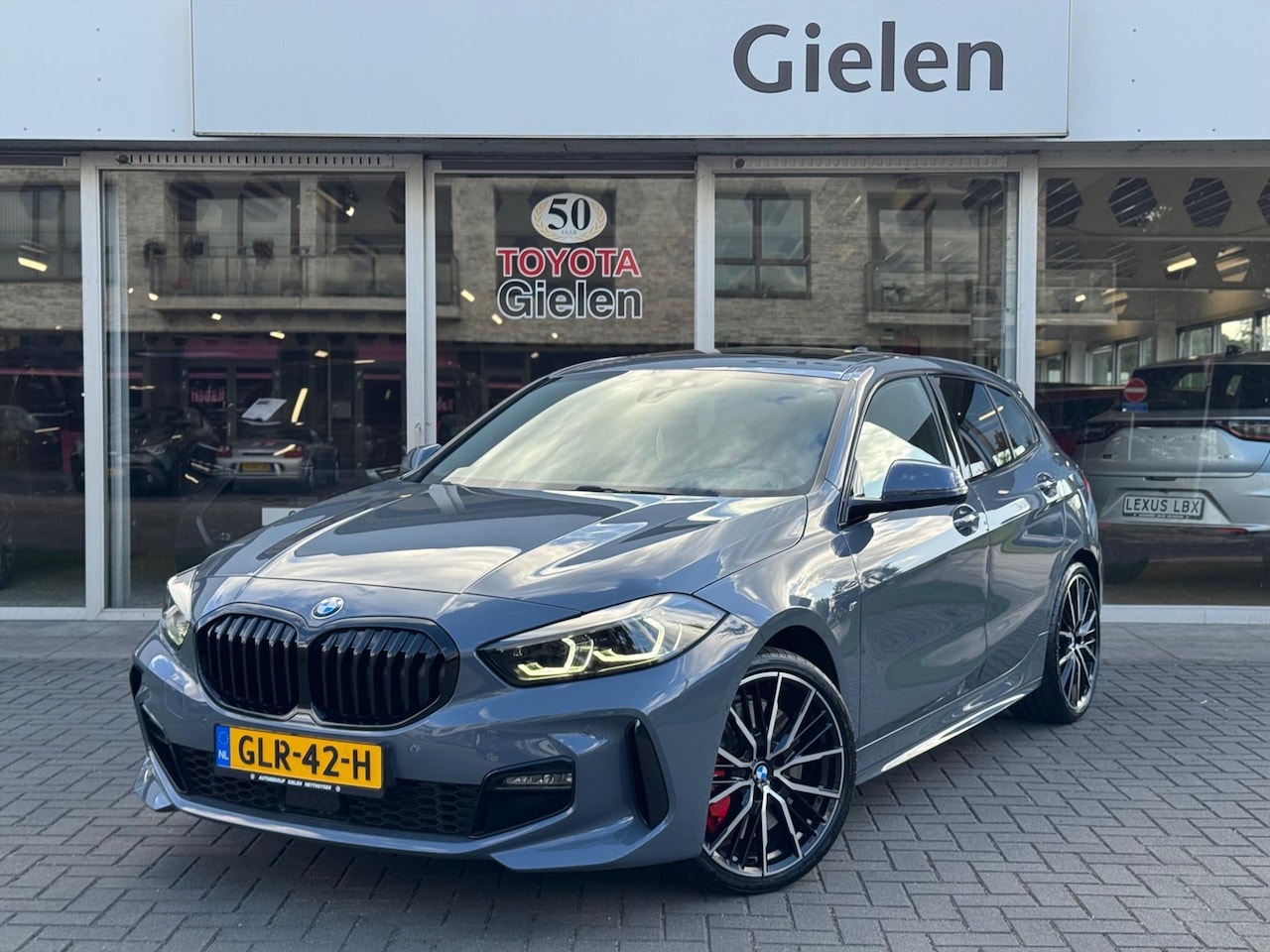 BMW 1-serie - (f40) 118i M Sport | Panoramadak, 19 inch, Leer, Stoel + Stuurverwarming, Keyless, Elektri - AutoWereld.nl