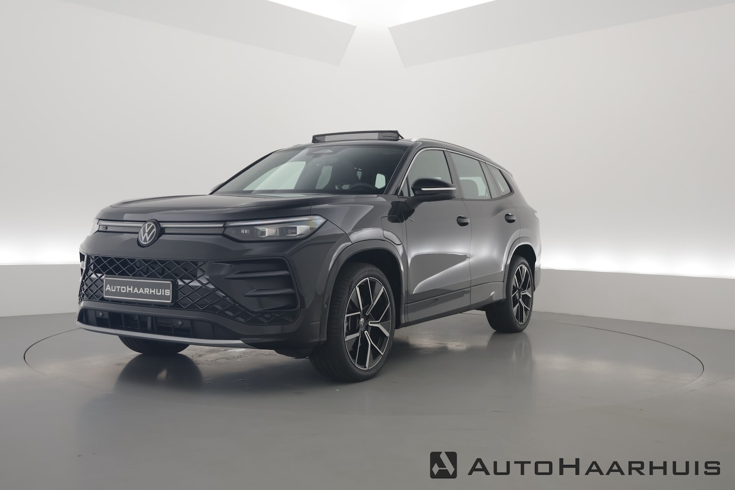 Volkswagen Tayron - 1.5 eHybrid R-Line 272pk | Pano | Massage | Adapt. Cruise | Apple CarPlay | Stoel- Stuurve - AutoWereld.nl