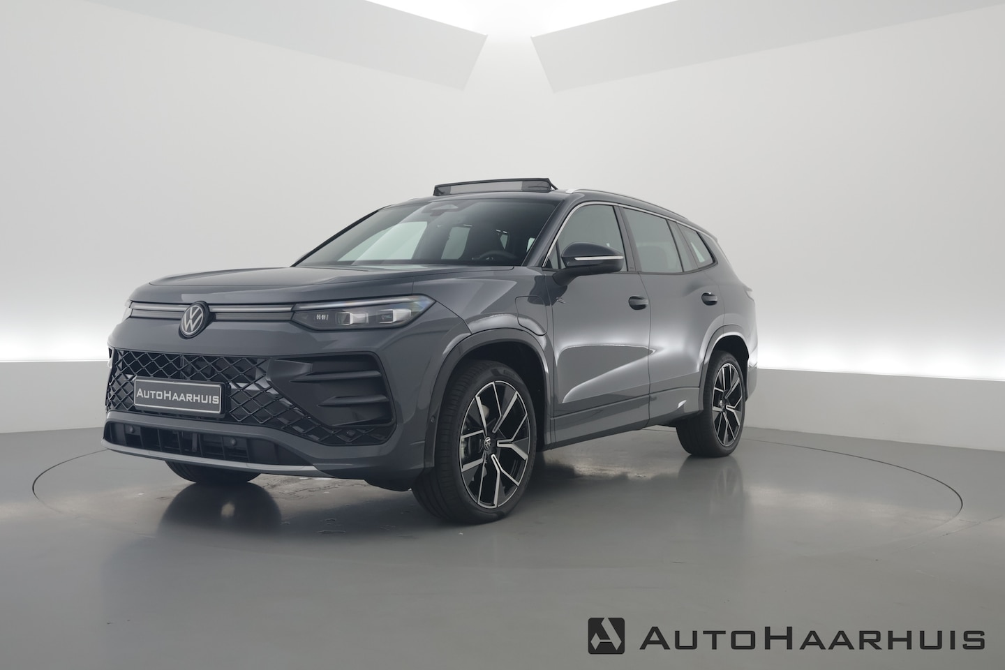 Volkswagen Tayron - 1.5 eHybrid R-Line 272pk | Pano | Massage | Adapt. Cruise | Apple CarPlay | Stoel- Stuurve - AutoWereld.nl