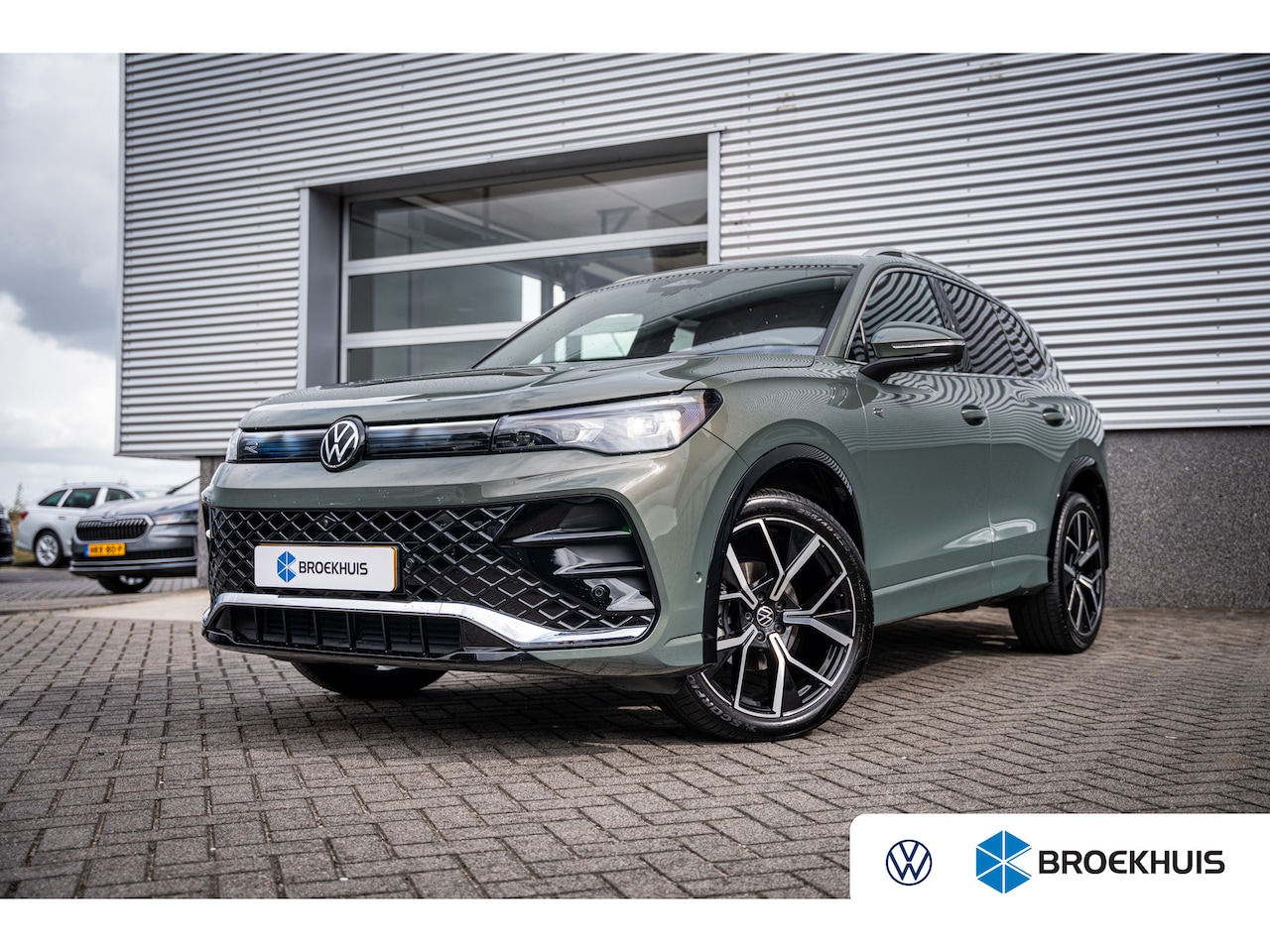 Volkswagen Tiguan - 1.5 eTSI R-Line Business | Elektrisch glazen panorama-dak | Lichtmetalen velgen 20" | R-Li - AutoWereld.nl