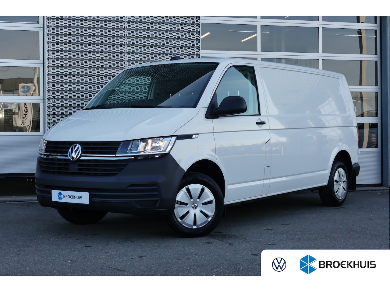 Volkswagen Transporter - 2.0 TDI L2H1 30 Comfortline | Achterdeuren | Achteruitrijcamera | Airco - AutoWereld.nl
