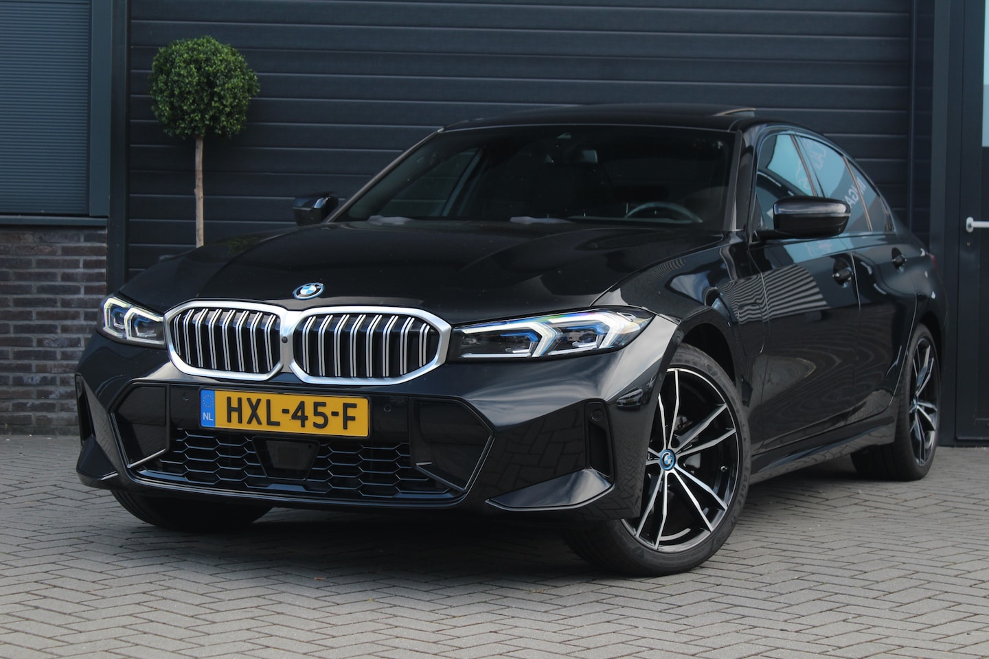 BMW 3-serie - 330e xDrive M Sport |  Pano | Laser | H+K - AutoWereld.nl