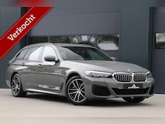 BMW 5-serie Touring - 530e M-SPORT ShadowLine Leder AppleCarplay Led trekhaak Stoel/stuur verwarming WLAN Dab+ U