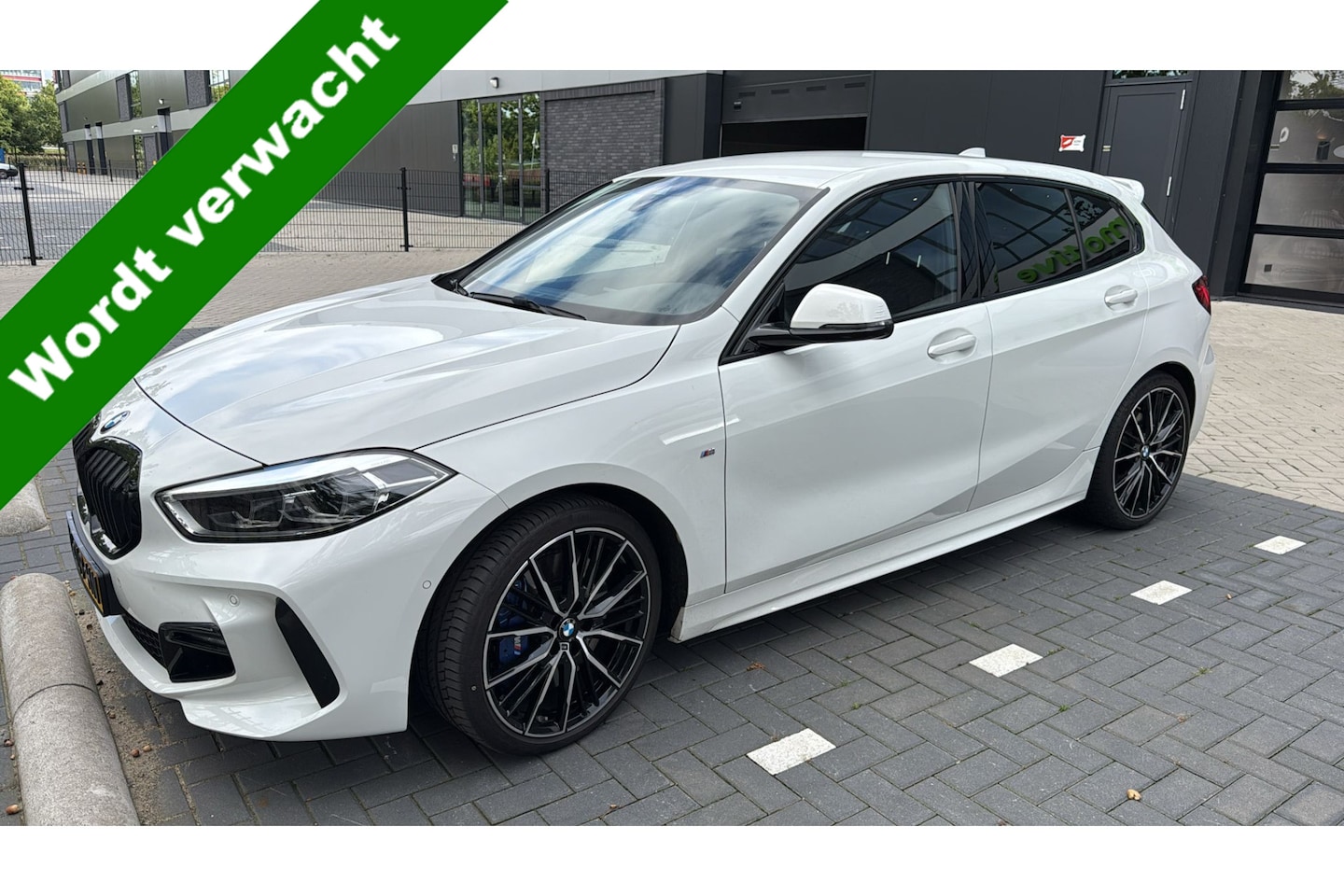 BMW 1-serie - 118i 141 pk Executive Edition M-Sportpakket / NL-Auto/ Sport-Stoelen/ Camera/ LED-Koplamp/ - AutoWereld.nl