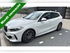 BMW 1-serie - 118i 141 pk Executive Edition M-Sportpakket / NL-Auto/ Sport-Stoelen/ Camera/ LED-Koplamp/