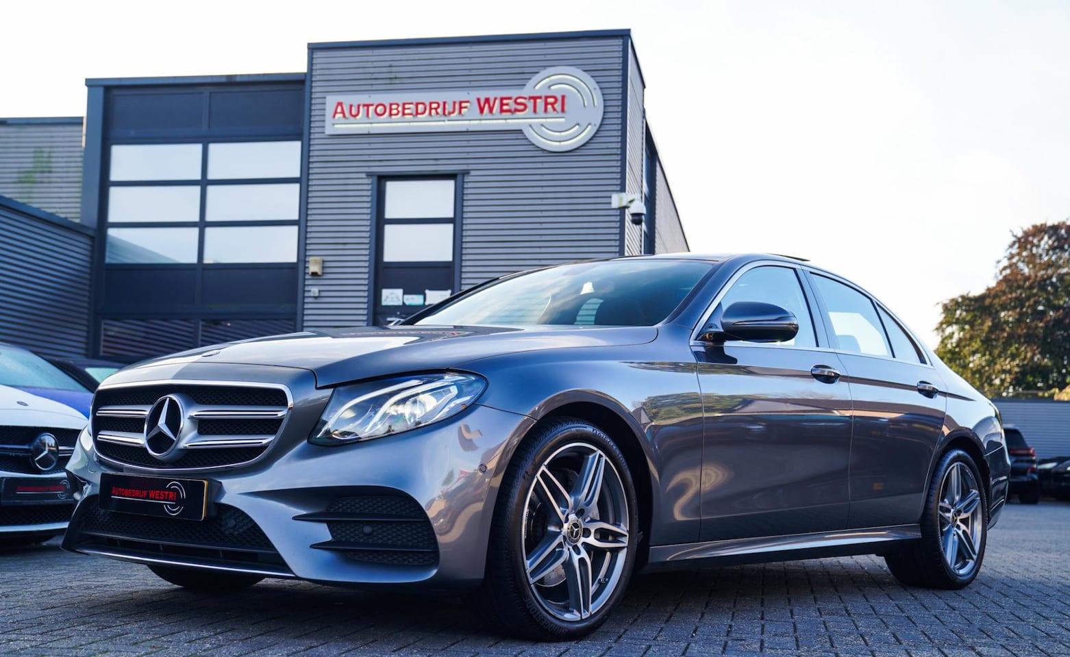Mercedes-Benz E-klasse - 200 Business Solution AMG | Achterijtrijcamera | Widescreen | BTW | Pano - AutoWereld.nl