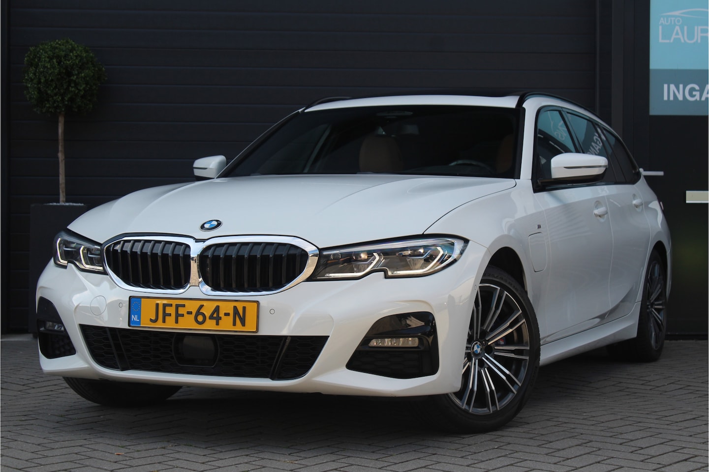 BMW 3-serie Touring - 330e xDrive M Sport | H+K | Pano | Trekhaak | High Executive - AutoWereld.nl