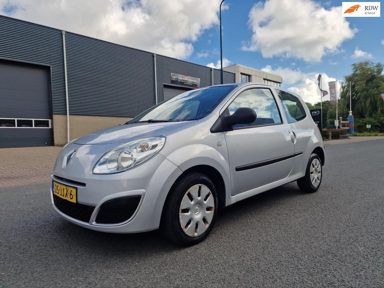 Renault Twingo - 1.2 Authentique AIRCO 2 X SLEUTELS ELEC.PAKET - AutoWereld.nl