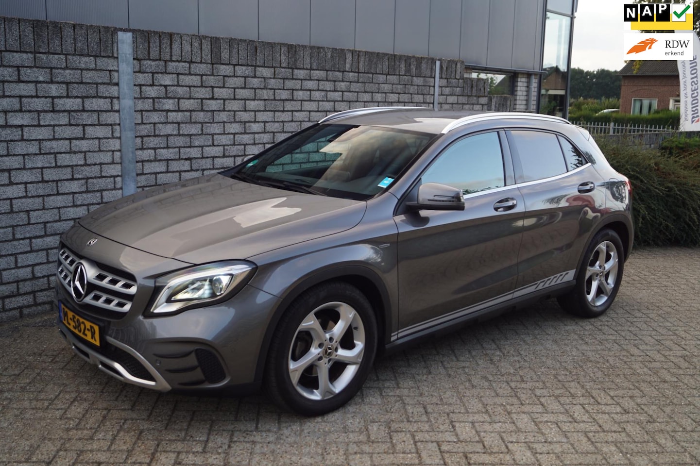 Mercedes-Benz GLA-Klasse - 180 Activity Edition Autom Navi Camera Half Leder/Stof Sportst Clim Cruise 2x PDC LMV Trek - AutoWereld.nl