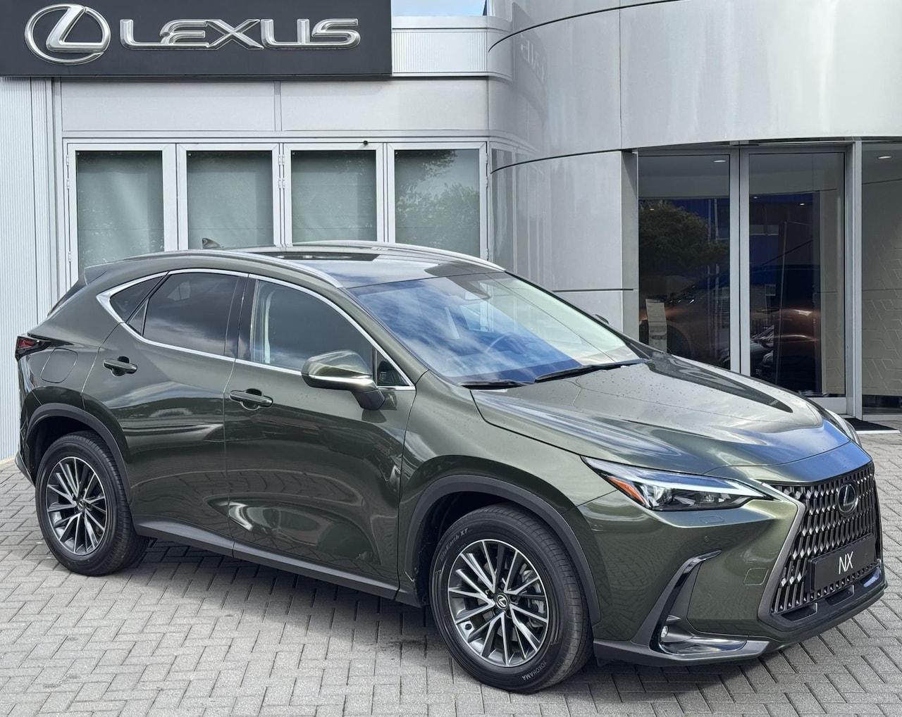 Lexus NX - 450h+ AWD Luxury Line TREKHAAK STOELVERW STUURVERW GROOTSCHERM EL-ACHTERKLEP APPLE/ANDROID - AutoWereld.nl