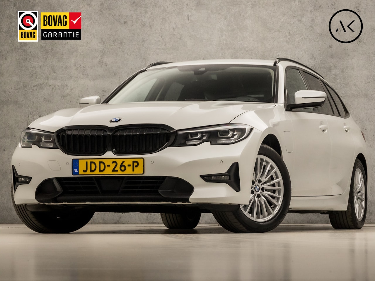 BMW 3-serie Touring - 330e High Executive 293Pk Automaat (APPLE CARPLAY, GROOT NAVI, LEDER, CAMERA, SFEERVERLICH - AutoWereld.nl