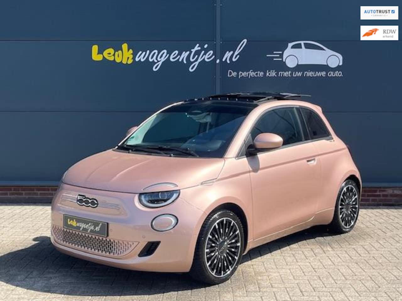 Fiat 500e - Icon 42 kWh *schuifdak *carplay *camera *17 inch - AutoWereld.nl