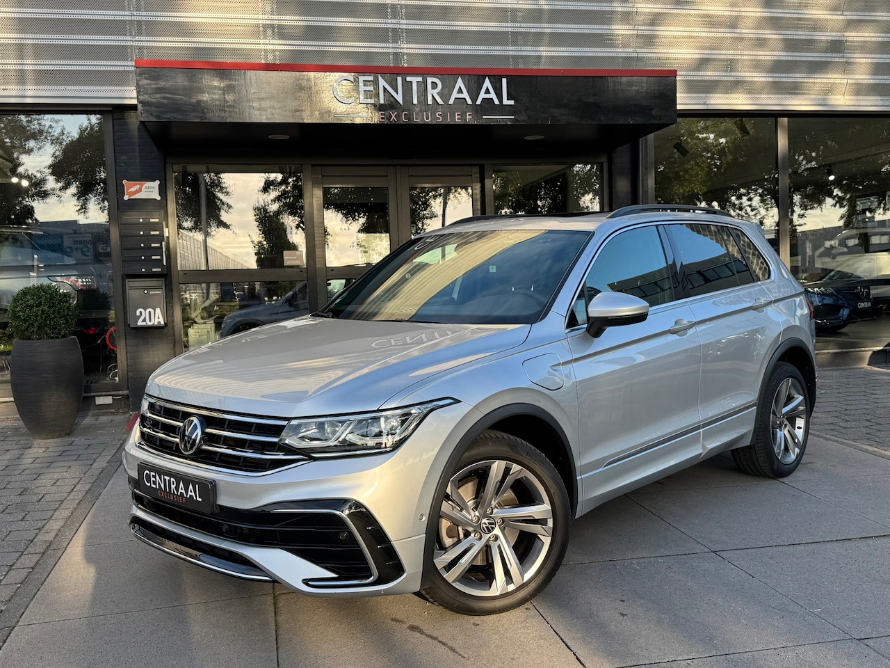 Volkswagen Tiguan - 1.4 TSI eHybrid R-Line 245PK|Pano|ACC|Carplay|DCC|Camera - AutoWereld.nl