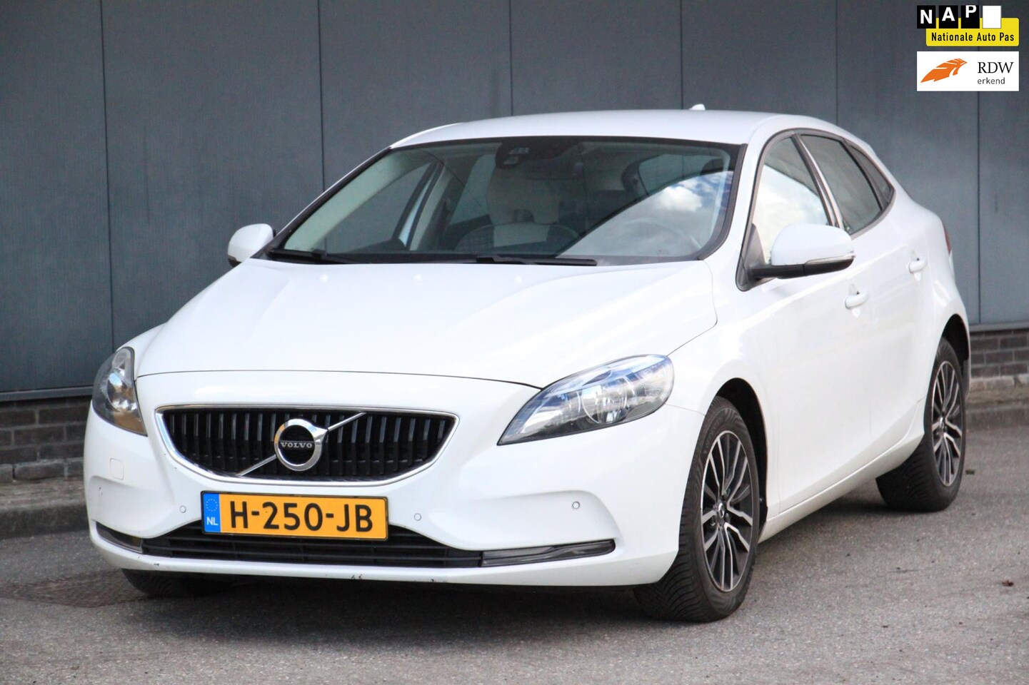 Volvo V40 - 1.5 T2 Nordic Camera/Parkeersensor v,a/Navigatie/Trekhaak - AutoWereld.nl