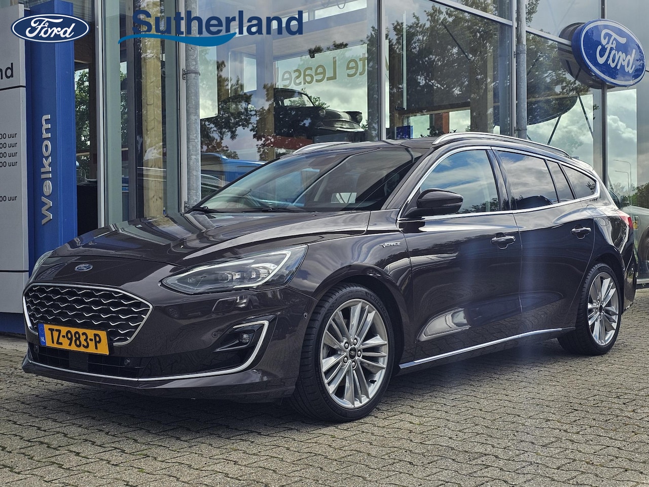 Ford Focus Wagon - 1.5 EcoBoost Vignale | Automaat | Wegklapbare trekhaak | Winter Pack | Head up Display | B - AutoWereld.nl