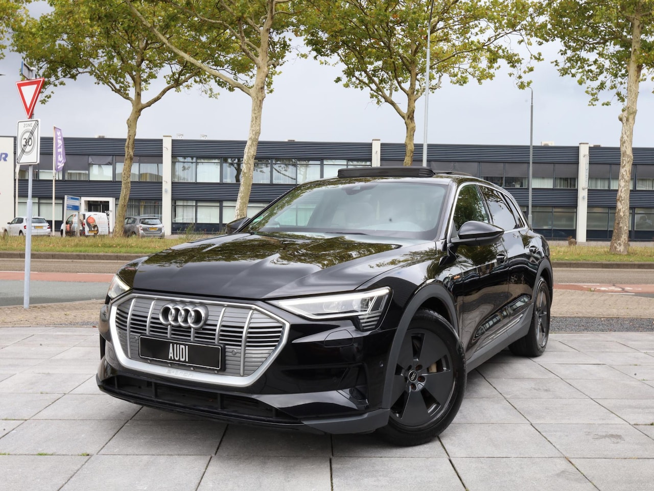 Audi e-tron - 55 quattro 95 kWh 300KW | Panodak | Bang&Olufsen | Achteruitrijcamera | Elektrische koffer - AutoWereld.nl