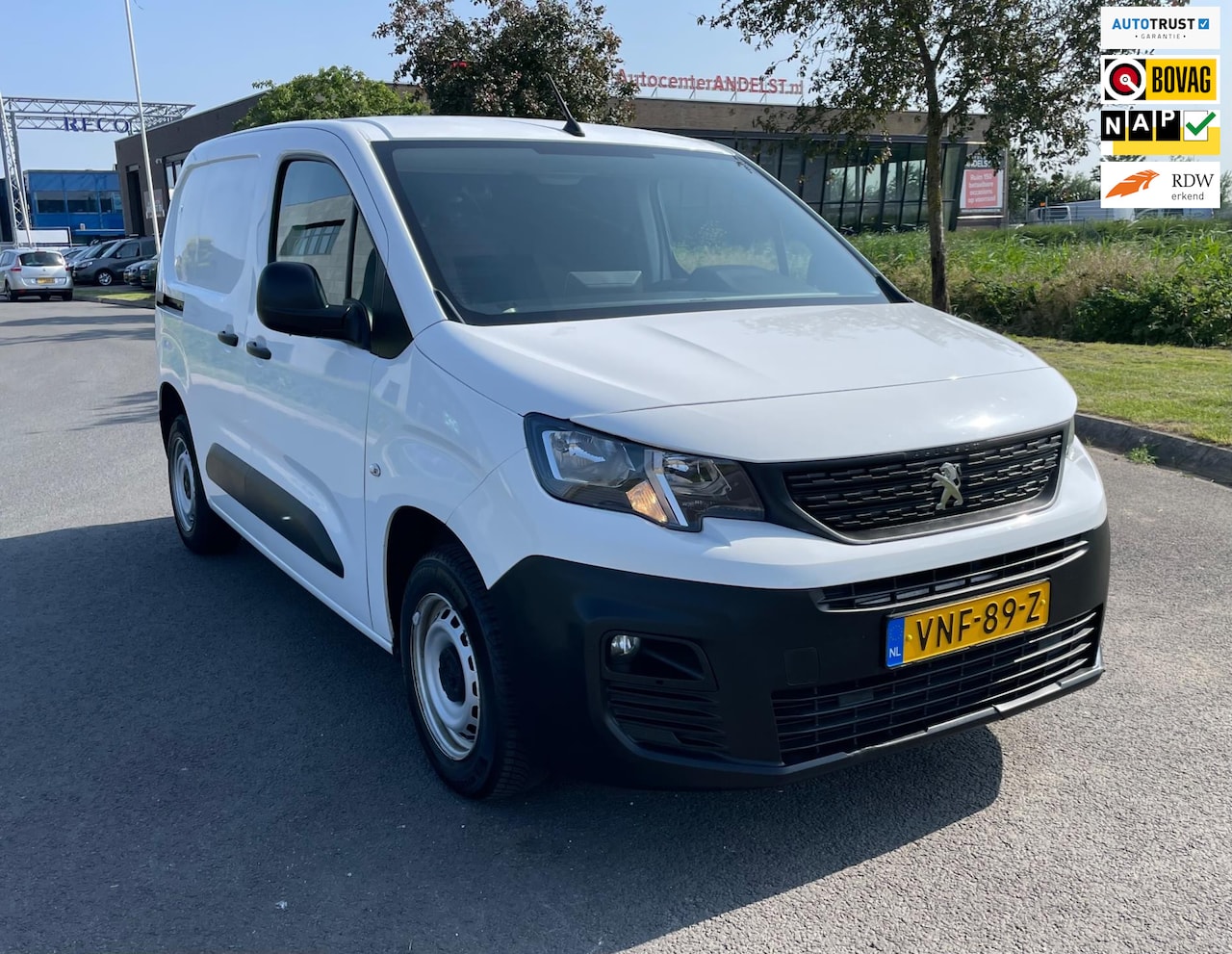 Peugeot Partner - 1.2 PureTech Premium 1.2 PureTech Premium, Benzine, 1e eig, Geen import, Nap, Volledig oh! - AutoWereld.nl