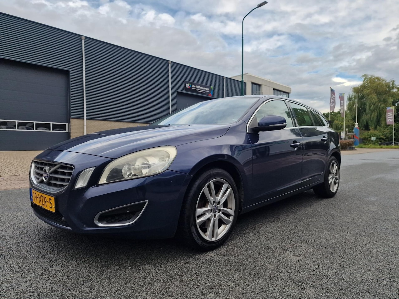 Volvo V60 - 2.0T Momentum NAVI PSENSOR CRUISE TREKHAAK 2 X SLEUTELS - AutoWereld.nl