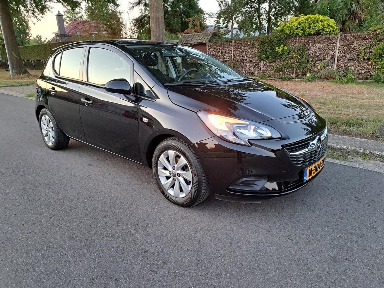 Opel Corsa - 1.2-16v *airco, DAB radio, trekhaak, 5drs* - AutoWereld.nl