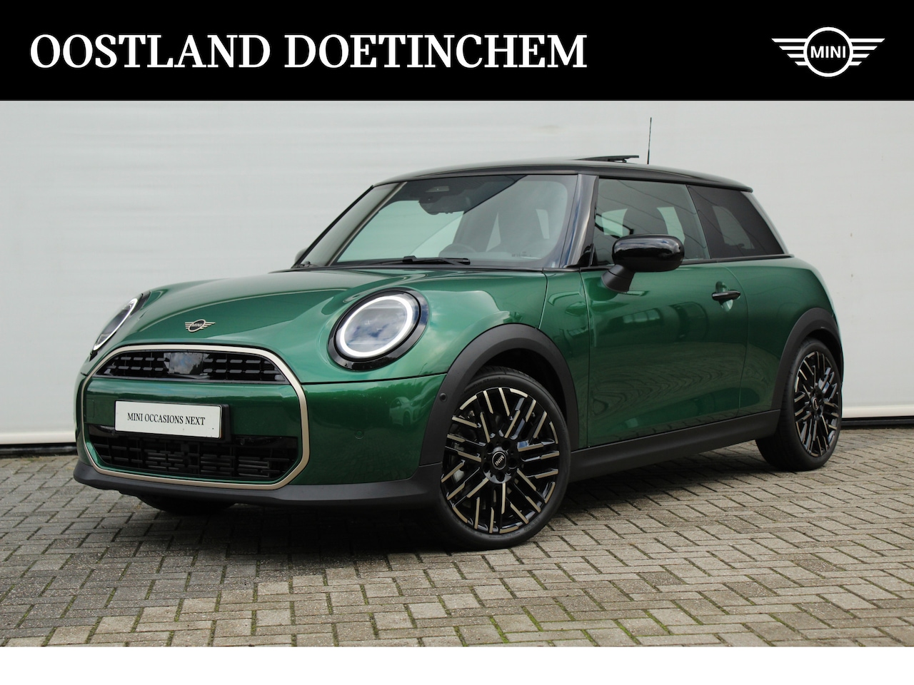 MINI Cooper - Hatchback C Automaat / Favoured Trim / Pakket M / 18 inch Night Flash Spoke 2-tone - AutoWereld.nl