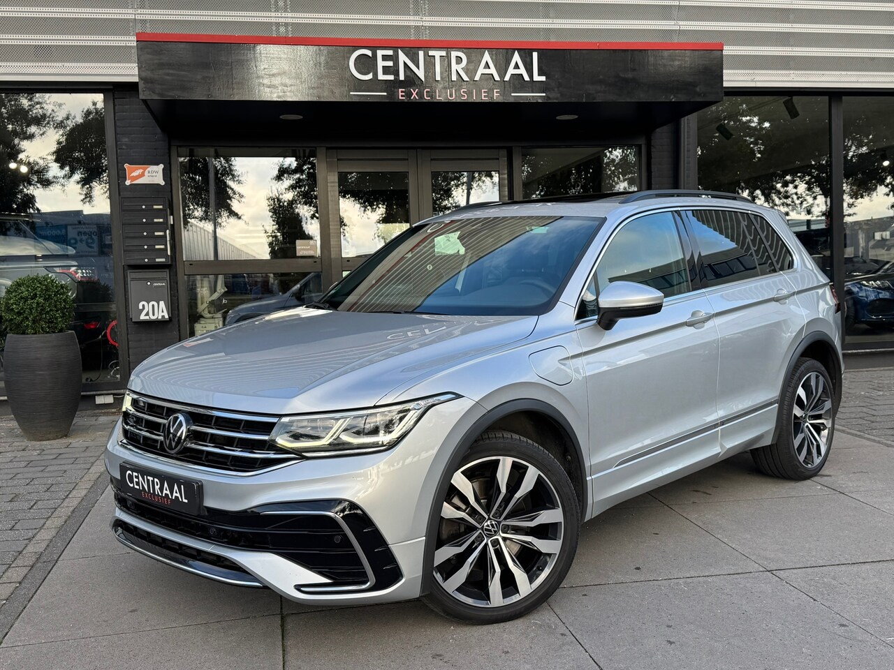 Volkswagen Tiguan - 1.4 TSI eHybrid R-Line 245PK|Pano|ACC|Carplay|DCC|Camera - AutoWereld.nl